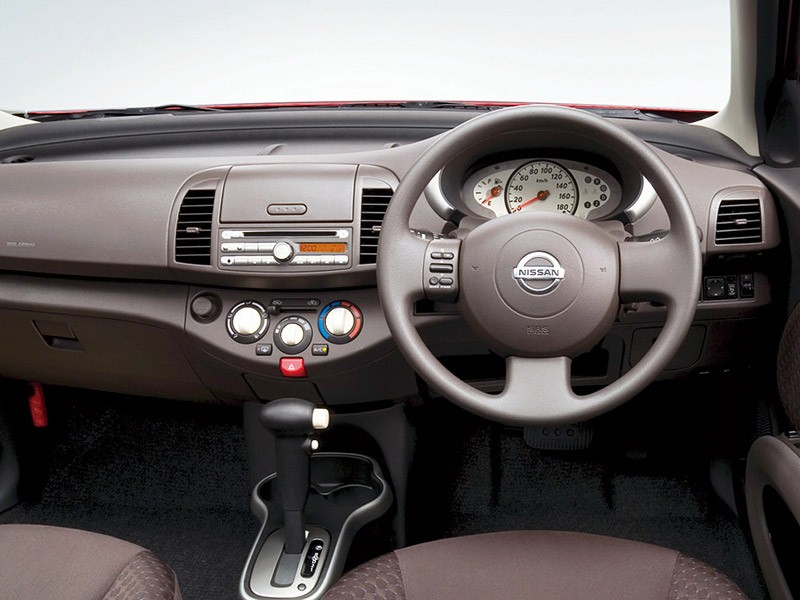 Japoński Nissan March (Micra) świeżo po restylingu