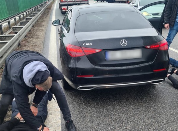 Straż Graniczna odzyskała Mercedesa za 220 tys. zł. Widowiskowe zatrzymanie na S7