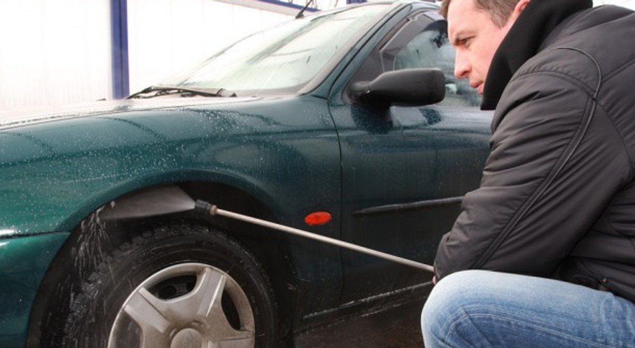 Jak porządnie umyć auto po zimie?