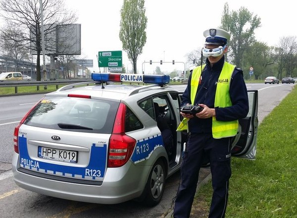 Policyjny dron w akcji, czyli co wyprawiają kierowcy na skrzyżowaniu [Nagranie]