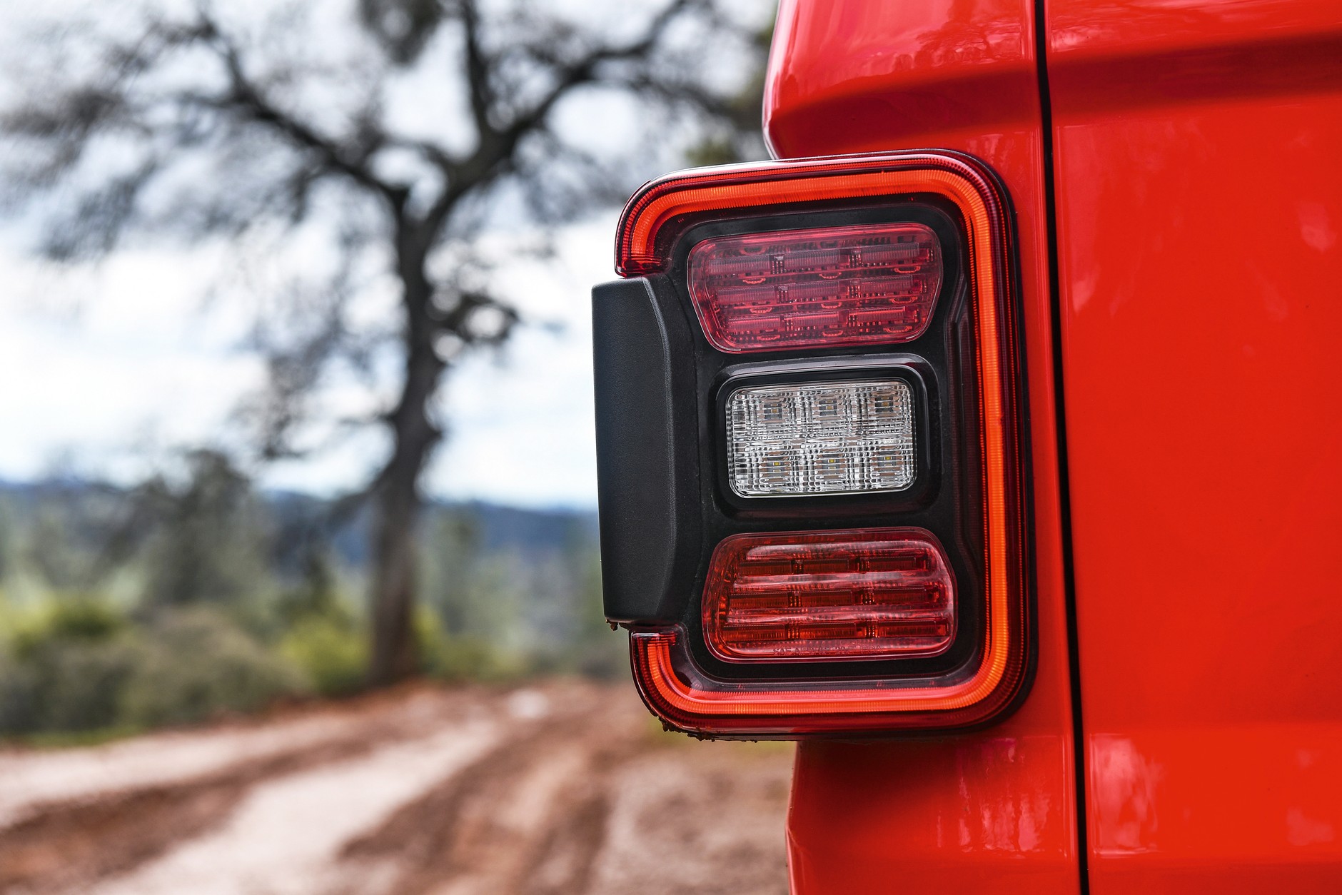 Jeep Gladiator: tylne prostokątne lampy to również charakterystyczny element stylistyki Jeepów