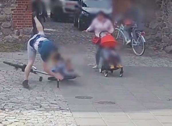 Rowerzysta staranował siedmiolatkę. Grozi mu nawet 30 tys. zł kary. Dramatyczne nagranie