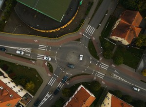 Jak poprawnie jeździć po rondzie, gdy nie ma świateł? Pamiętaj o zasadzie "prawej ręki"