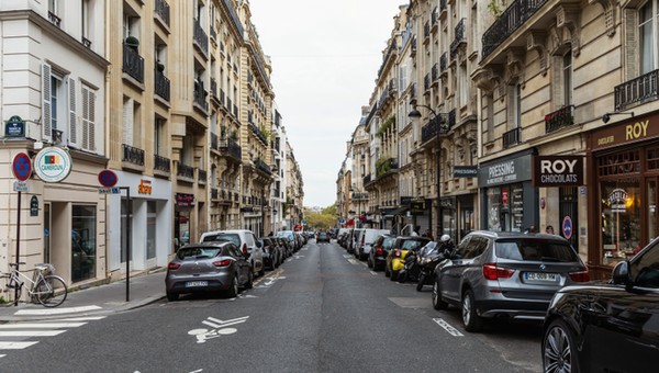 Taki widok to już rzadkość we francuskiej stolicy. Do końca roku część widocznych miejsc do parkowania zniknie