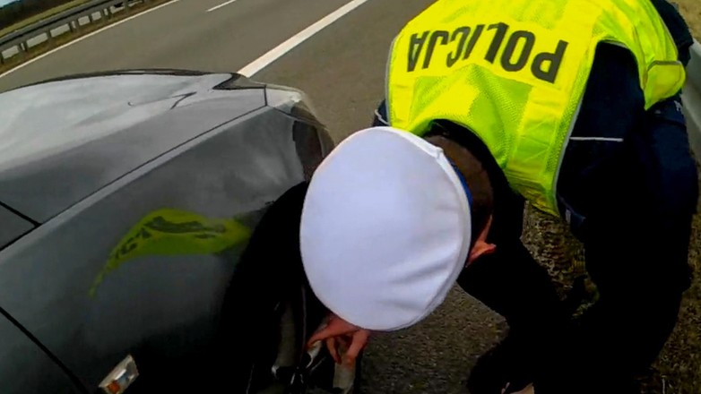 Policjanci wymienili koło w samochodzie