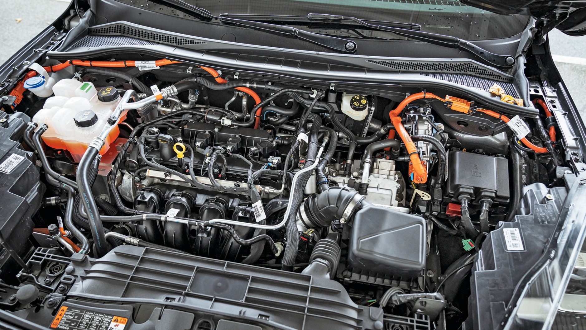 Ford Kuga (2022, III) - w Fordzie pracuje silnik spalinowy 2.5 bez turbo, a systemowa moc hybrydy to 225 KM. Skrzynia bezstopniowa.