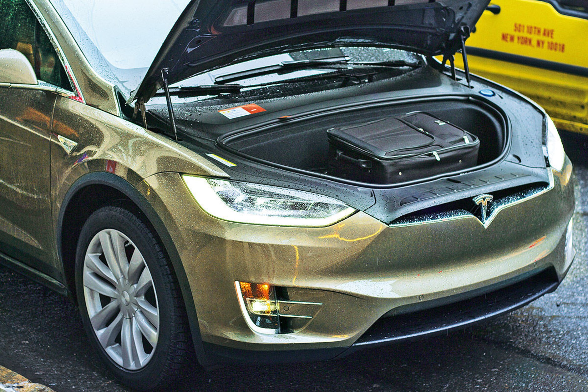 Tesla Model X - skrzydalty ekoanioł