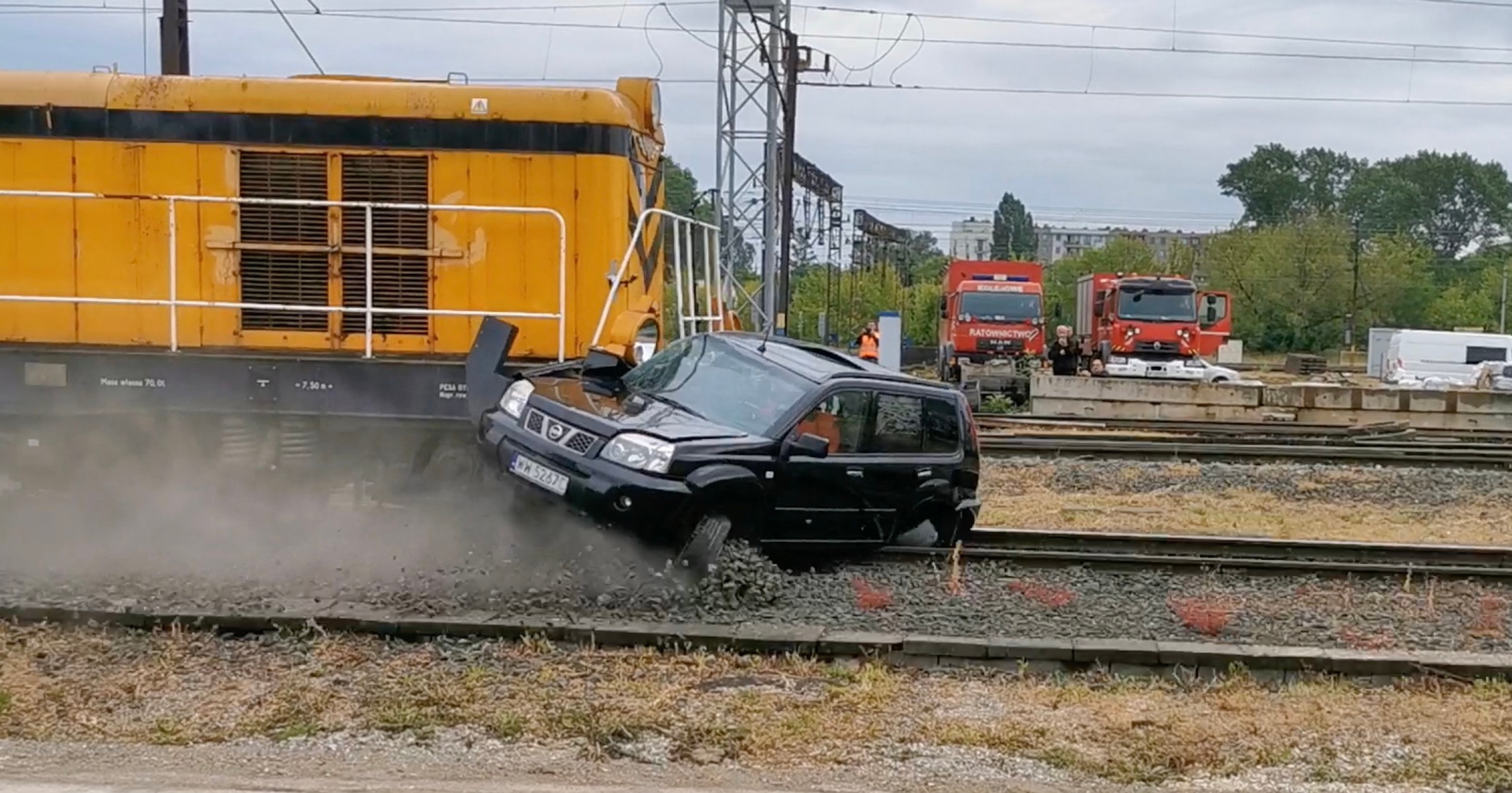 Zderzenie lokomotywy z SUV-em