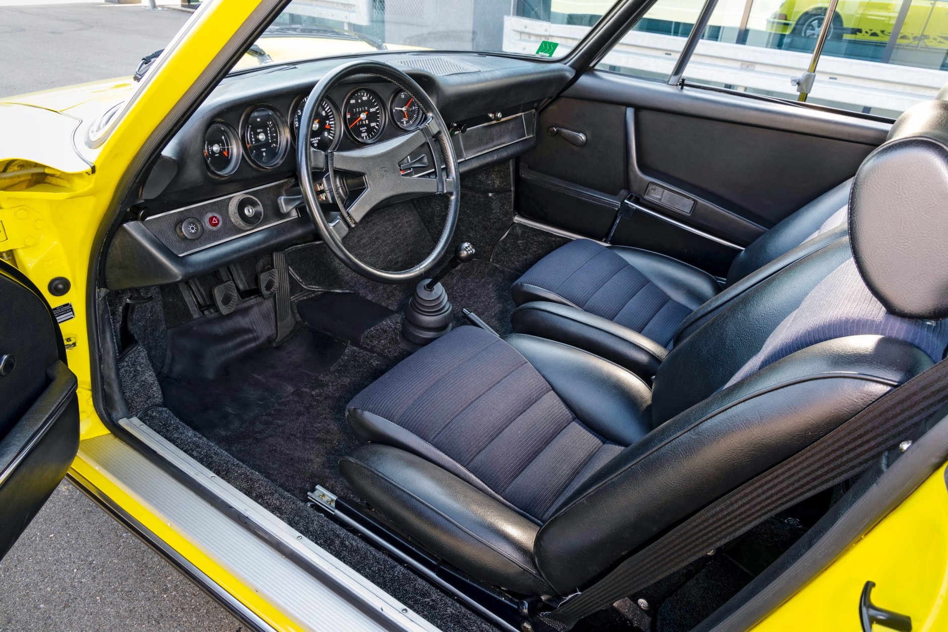 W odróżnieniu od spartańskiej wersji sportowej Touring posiada prawdziwe boczki drzwiowe, dywany, wygłuszenia i normalne siedzenia.