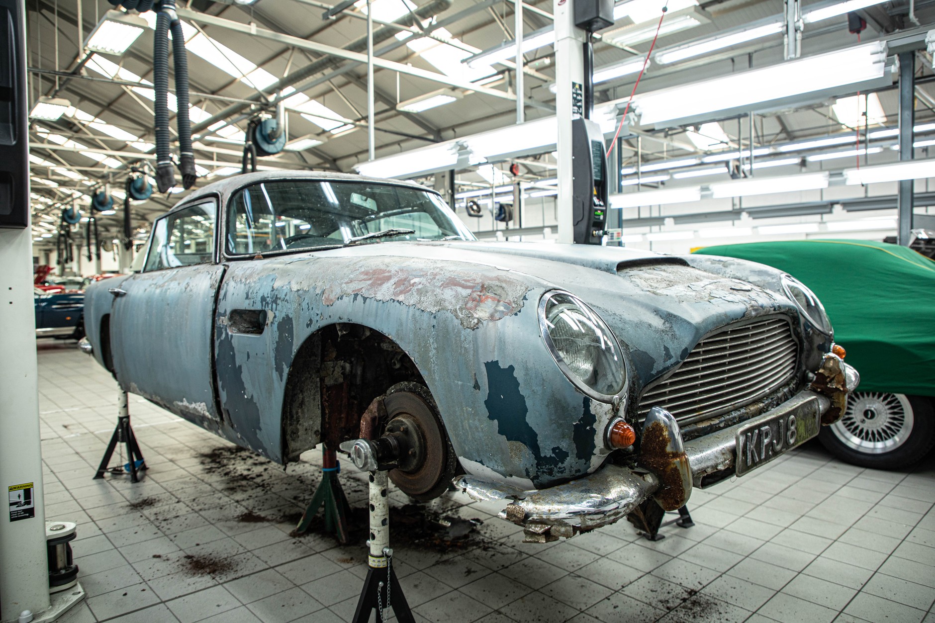 Aston Martin DB5 Vantage z 1965 r. wyremontowany po 45-letnim postoju na dworze