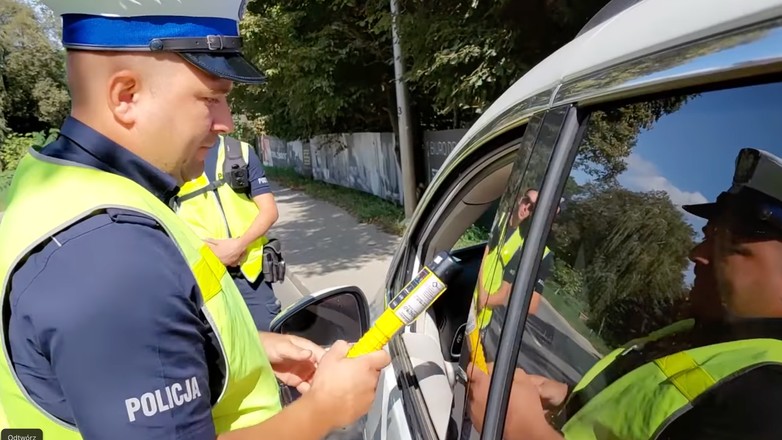 Policjanci lubelskiej drogówki podczas kontroli trzeźwości kierowców