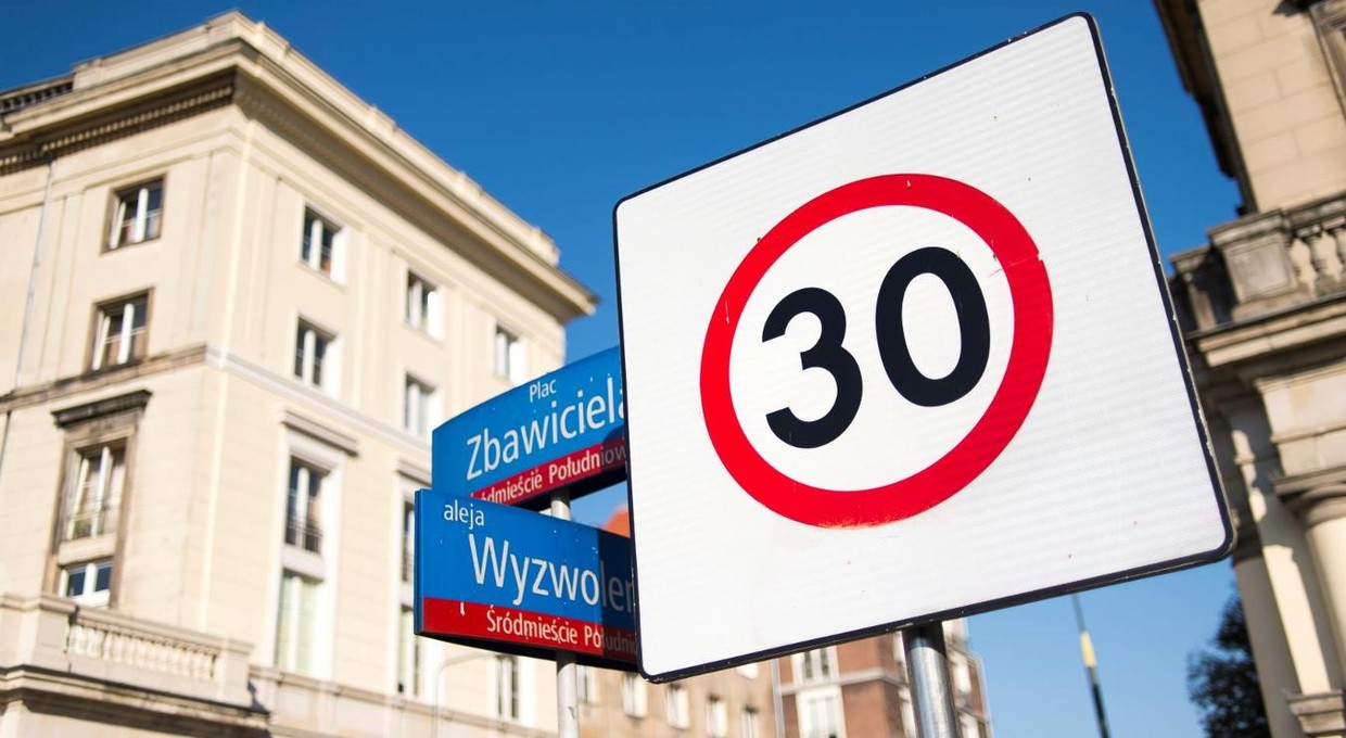 Ciemna strona stref ograniczenia prędkości do 30 km/h. Odnotowano wzrost emisji