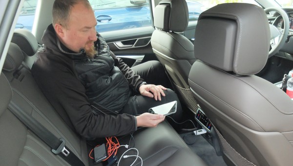 Test ładowania poprzez USB w tylnej części auta