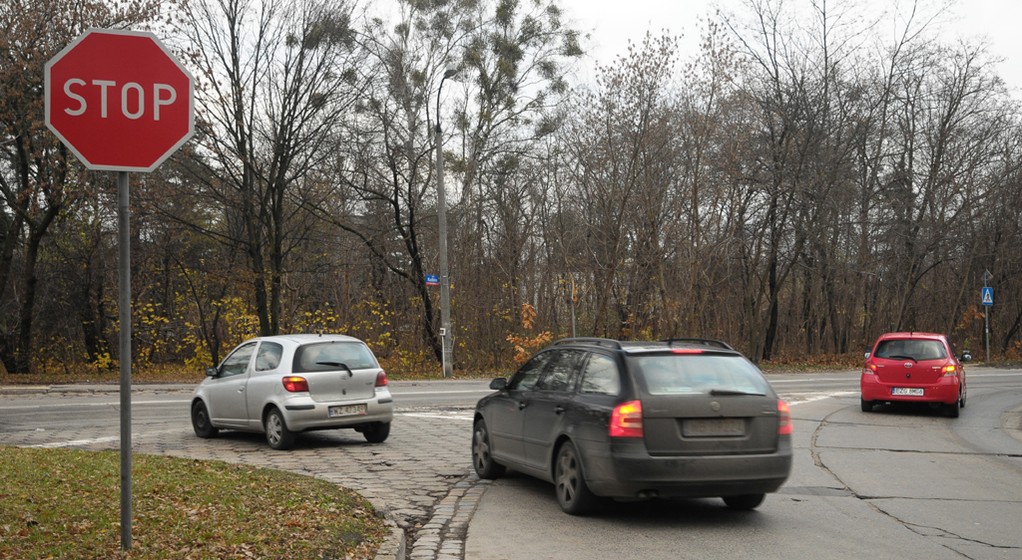 Kierowcy nie muszą się zatrzymywać przy znaku stop. Prawo dokładnie wskazuje, gdzie powinni