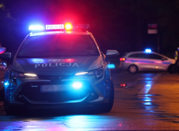 Na środku ruchliwej drogi leżała kobieta. Kilka metrów dalej stał jej partner