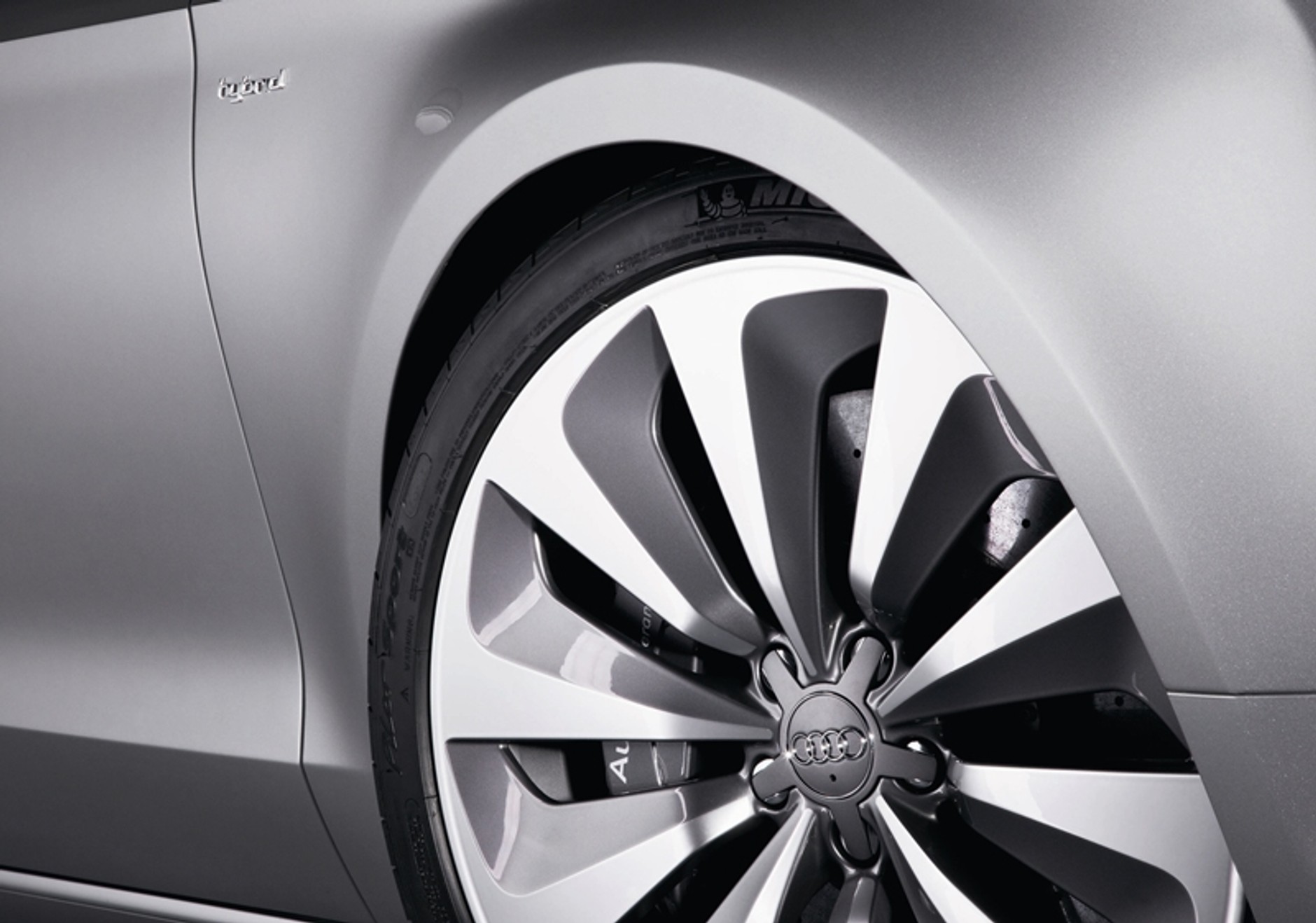 Audi A8 poddane hybrydyzacji