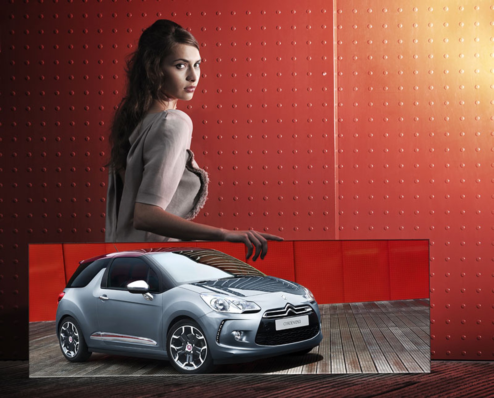 Dziewczyna i Citroen kuszą