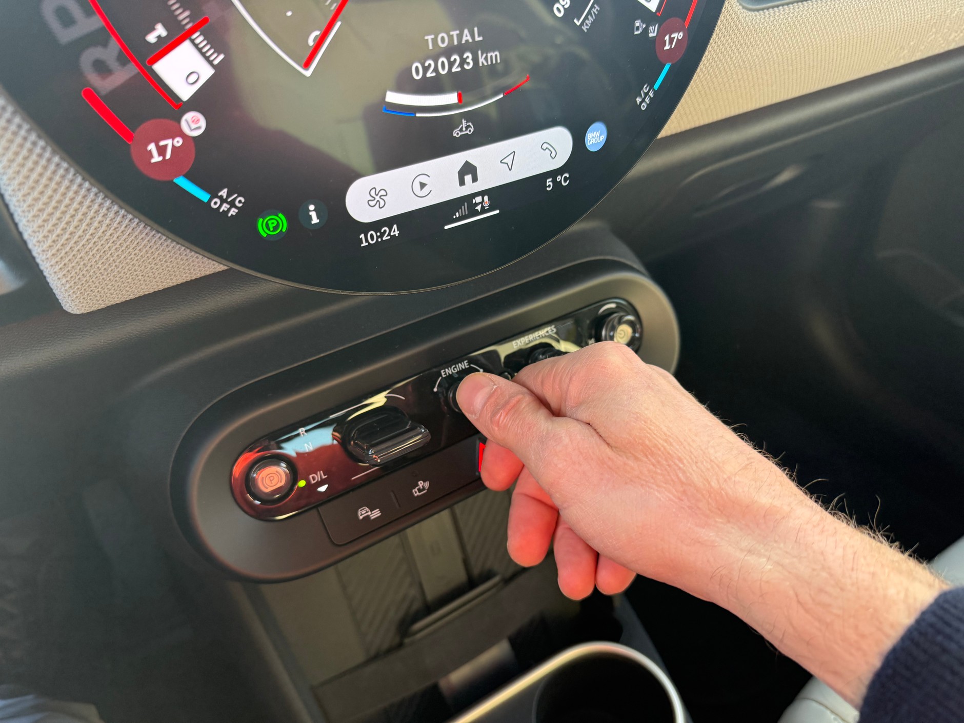 Mini Cooper S: silnik włącza się kluczem-pokrętłem na środku deski rozdzielczej