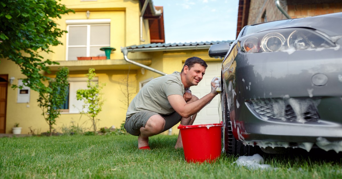  Samozwańczy myjniarz spontanicznie umył 11 aut. Straty w tysiącach zł - Auto Świat