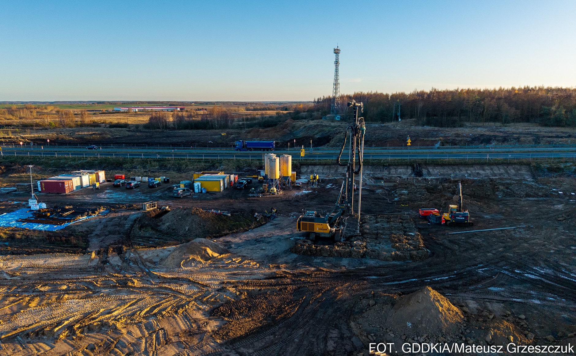 Roboty przy budowie wiaduktu na granicznym odcinku A6