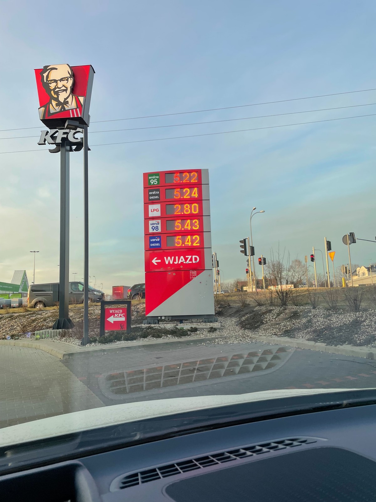Ceny paliw na stacji benzynowej - ta sama stacja 01.02.2022 r. rano