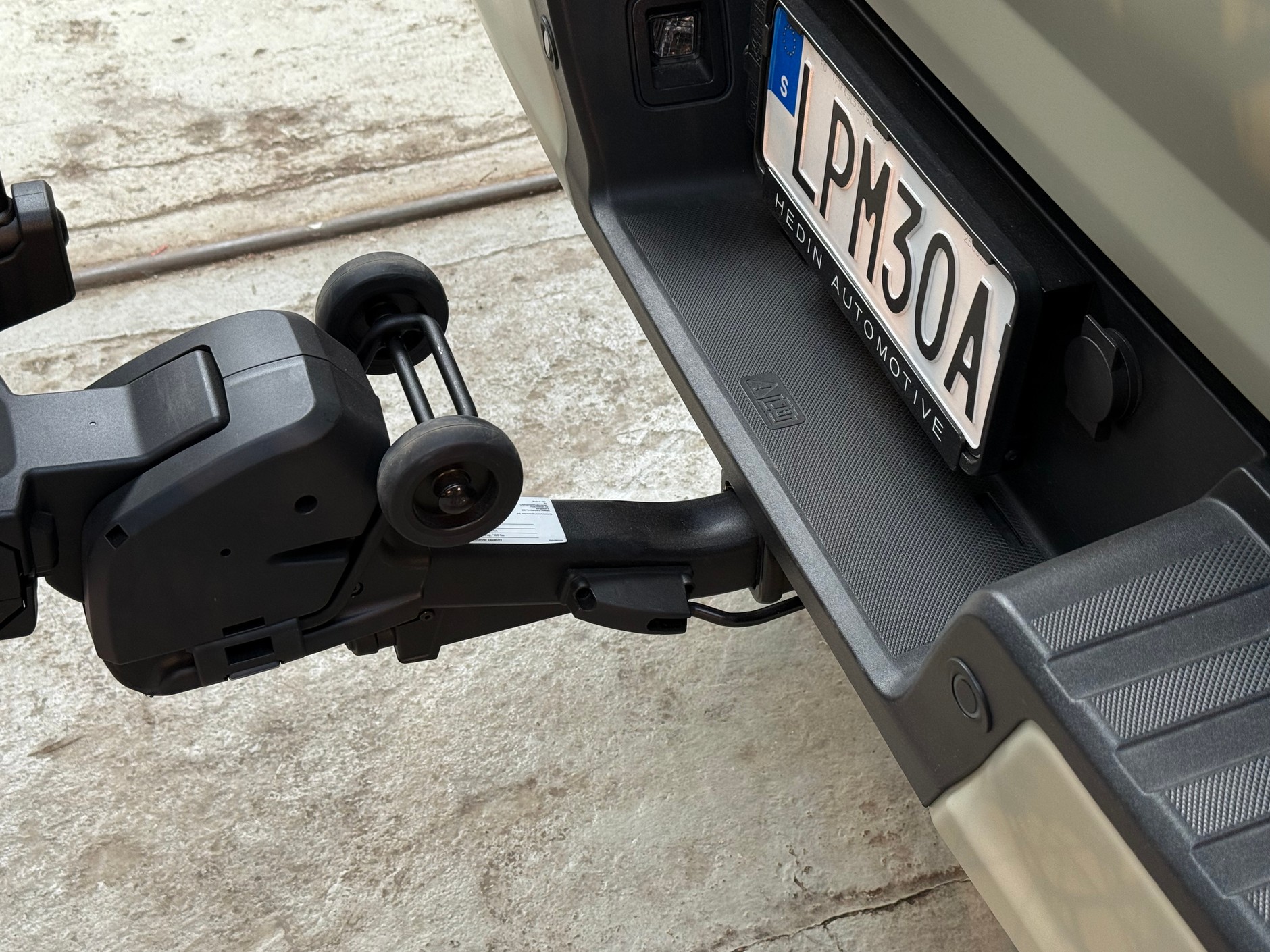 Amerykańskie haki holownicze i pasujące do nich akcesoria są zupełnie inne – amerykański hak holowniczy nie ma kuli, tylko prostokątny otwór z zatrzaskiem