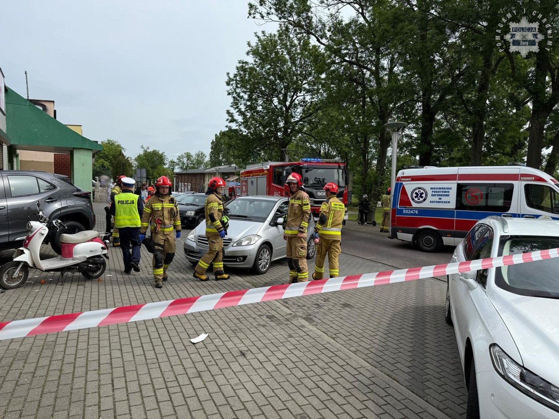 73-latek wjechał autem do salonu kosmetycznego w Żorach. Przez witrynę