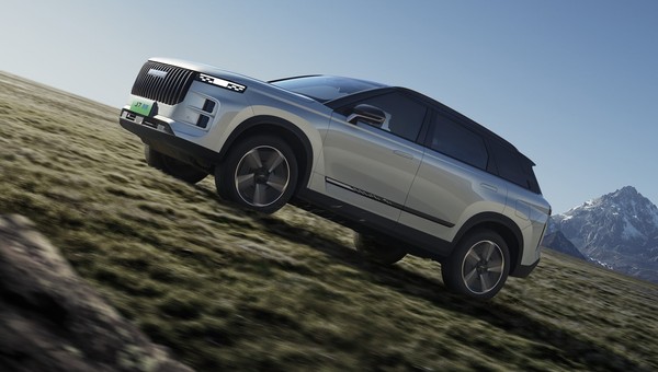 Chiński hybrydowy SUV z zasięgiem 1200 km mierzy w aż dwie Toyoty. Mam ceny