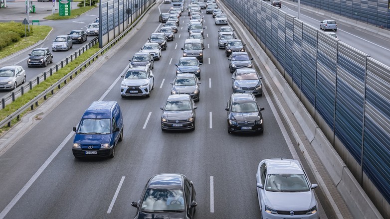 Samochody stojące w korku w Warszawie