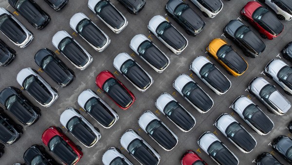 Nowe samochody na placu