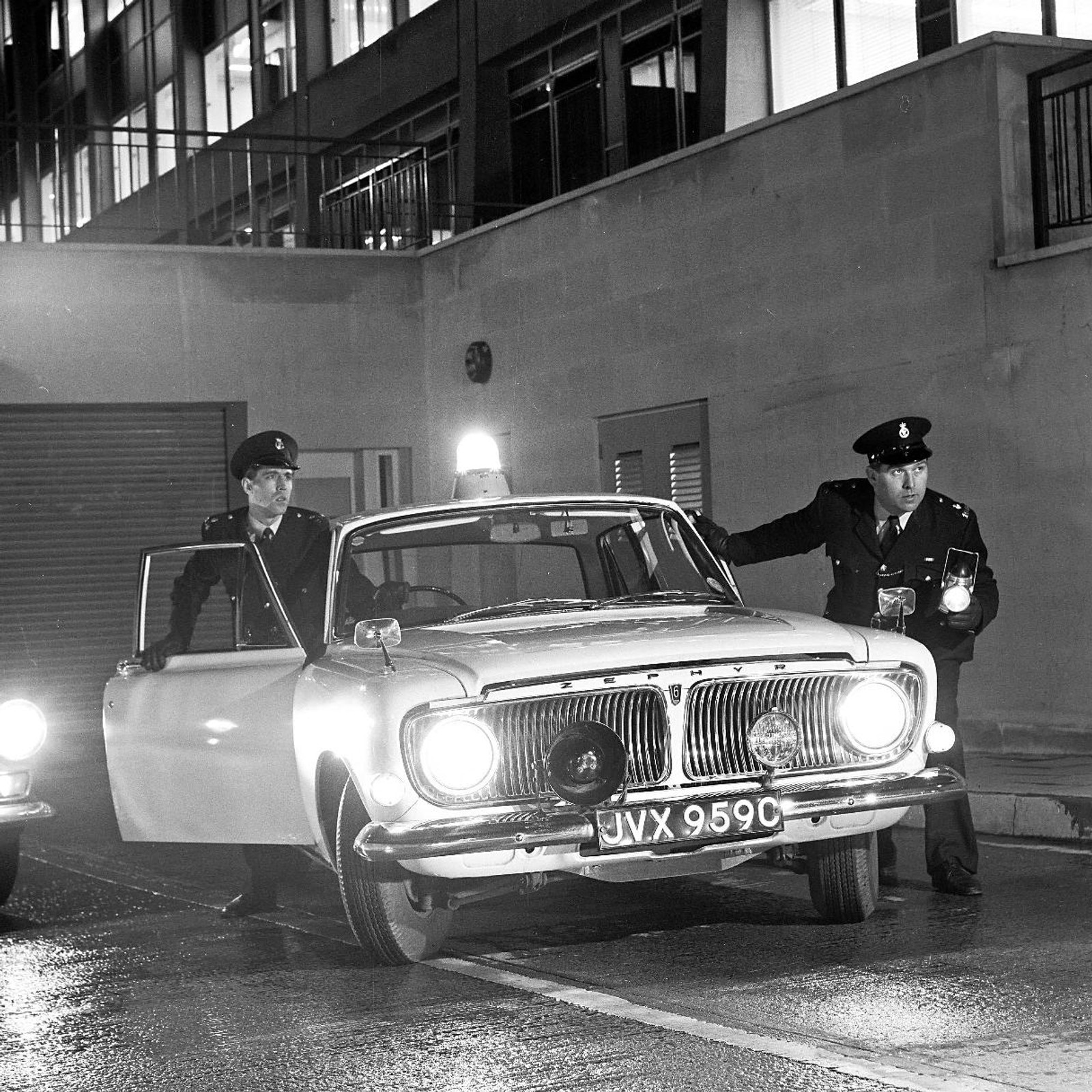 Ford w policyjnym mundurze