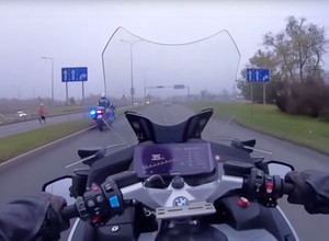 Starsza kobieta przechodziła przez jezdnię w niedozwolonym miejscu. Nietypowa reakcja policji [WIDEO]