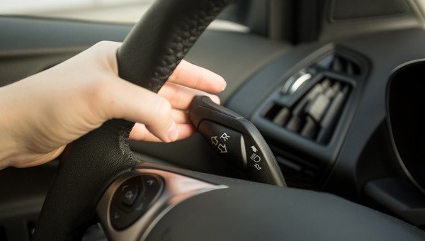 Mandat za nieużywanie kierunkowskazu? Wiemy, co mówi prawo