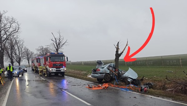 Dramatyczny wypadek na Dolnym Śląsku. Od uderzenia Volvo aż wygięło się w łuk