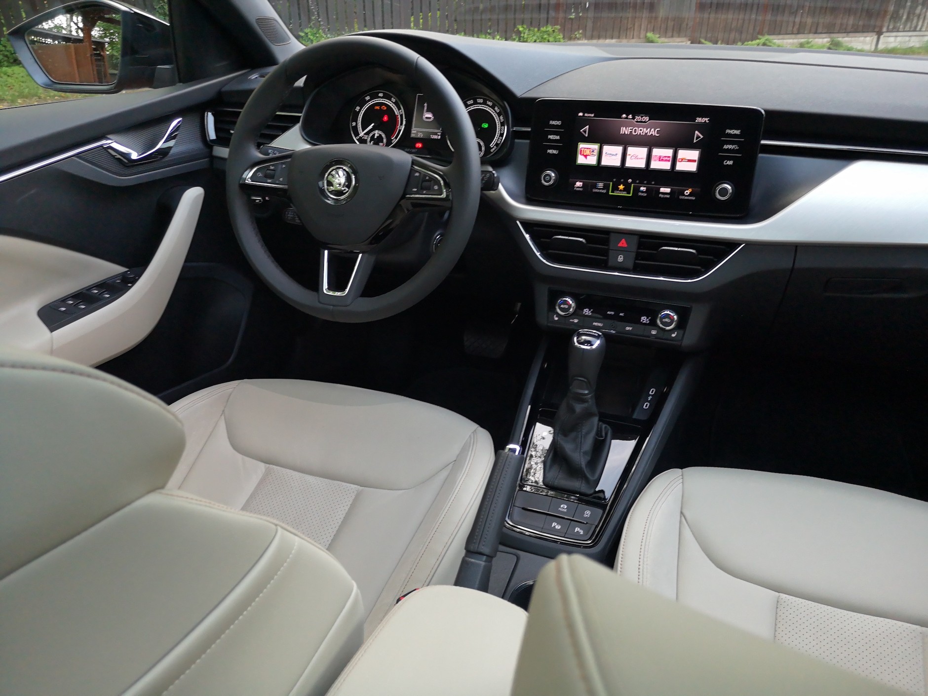 Skoda Scala Style 1.5 TSI: wnętrze skromne, ale godne. Ładna tapicerka, poza niektórymi elementami deska rozdzielcza bardzo nowoczesna