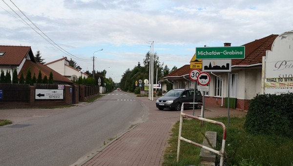 To przykład dość typowego oznakowania, zwłaszcza w aglomeracjach: jest znak D-42 (początek obszaru zabudowanego), a nie ma po przeciwnej stronie znaku D-43. Tak ma być!