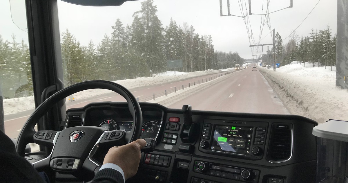 Hybrydowa Scania R450 na drodze E16 w Szwecji