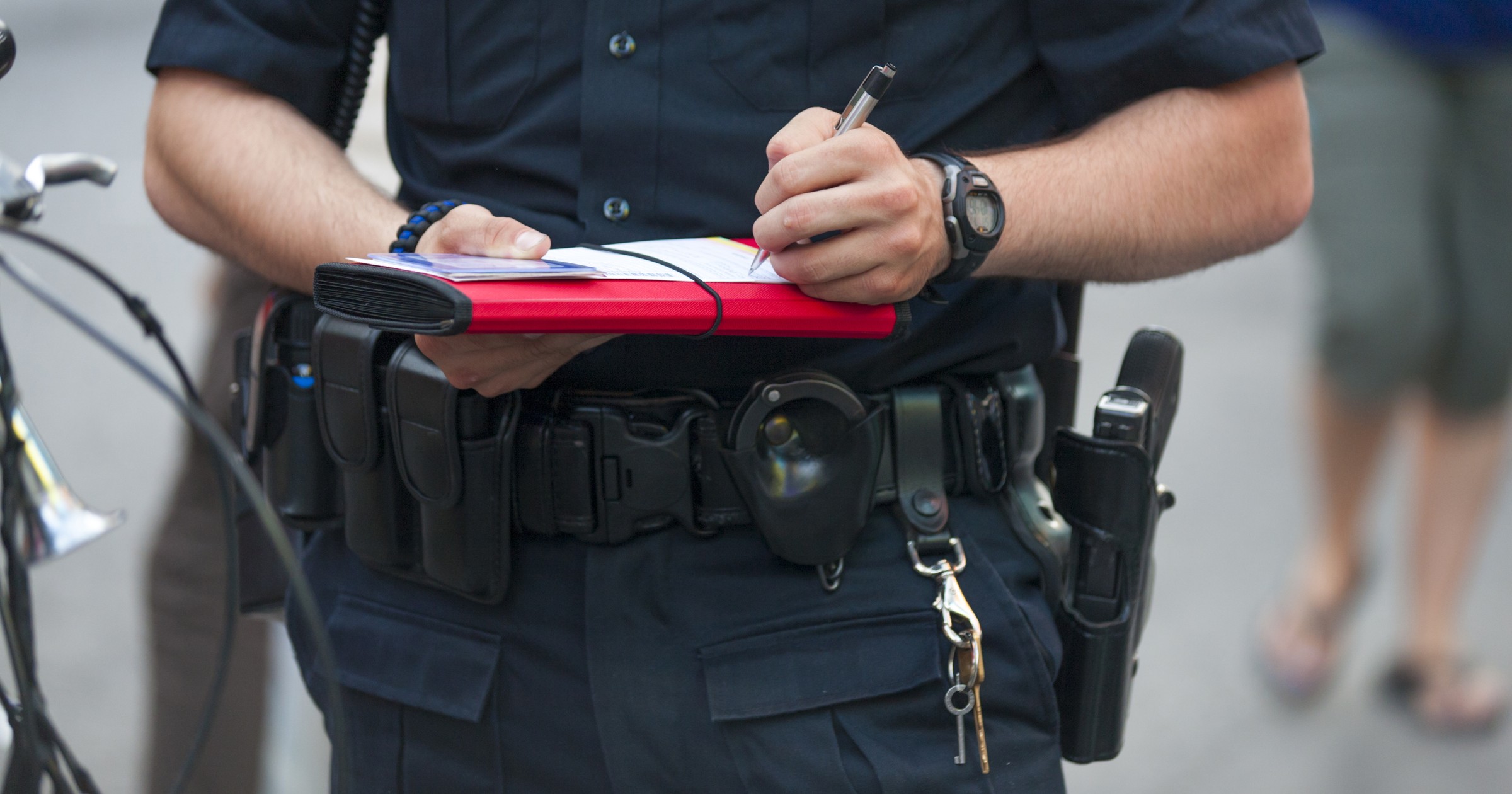 Policjant wypisuje mandat (zdj. ilustracyjne)