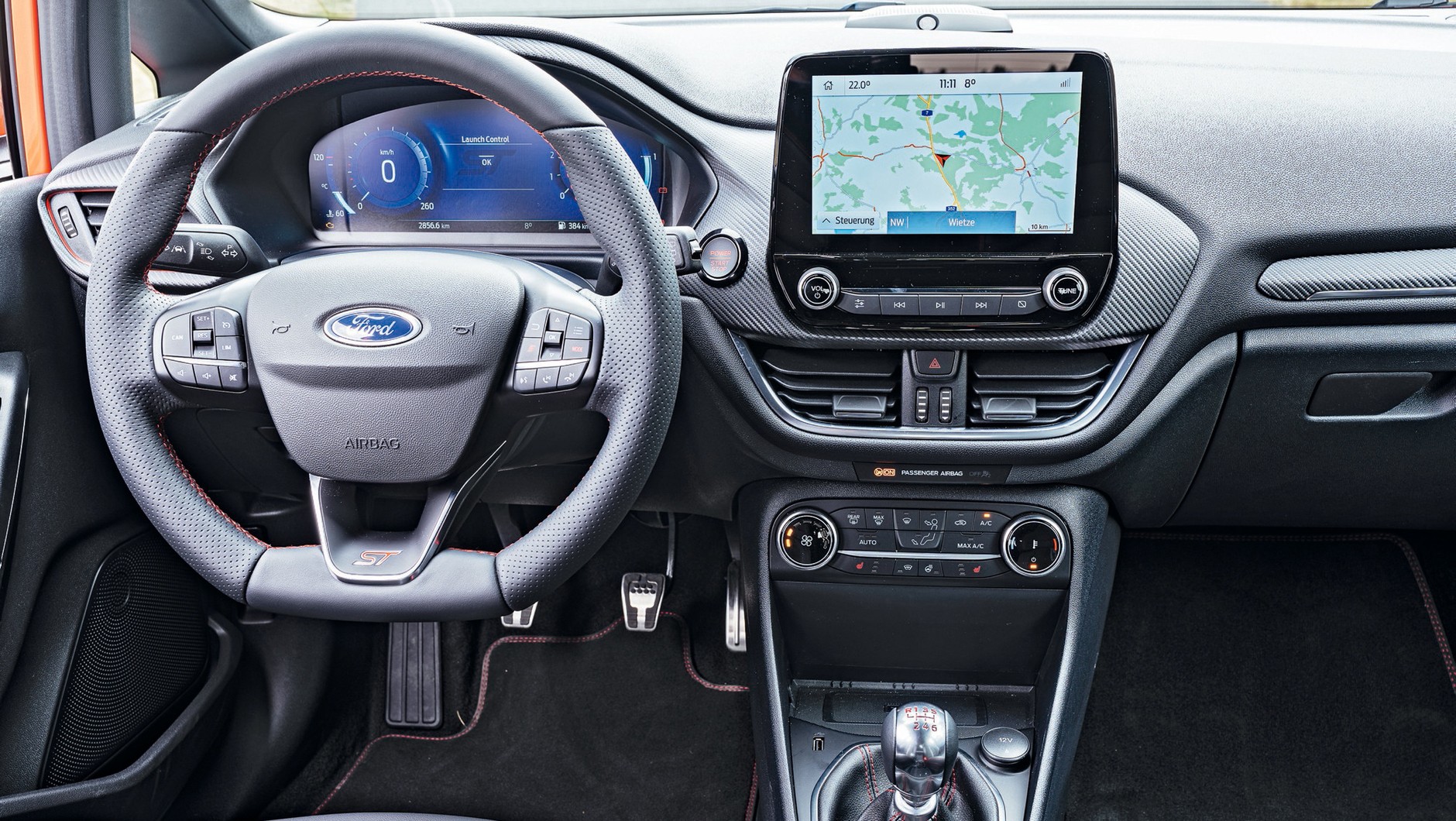 Ford Fiesta ST (VII, 2022) - kokpit z mięsistą kierownicą i wystającym ekranem. Plus za pozostawienie przycisków i pokręteł.