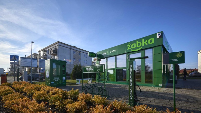 Ekologiczny sklep Żabka z ładowarką dla aut elektrycznych