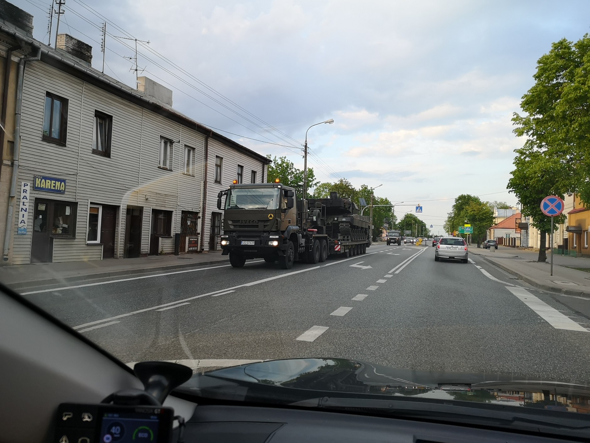 Kolumna wojskowa na drodze krajowej