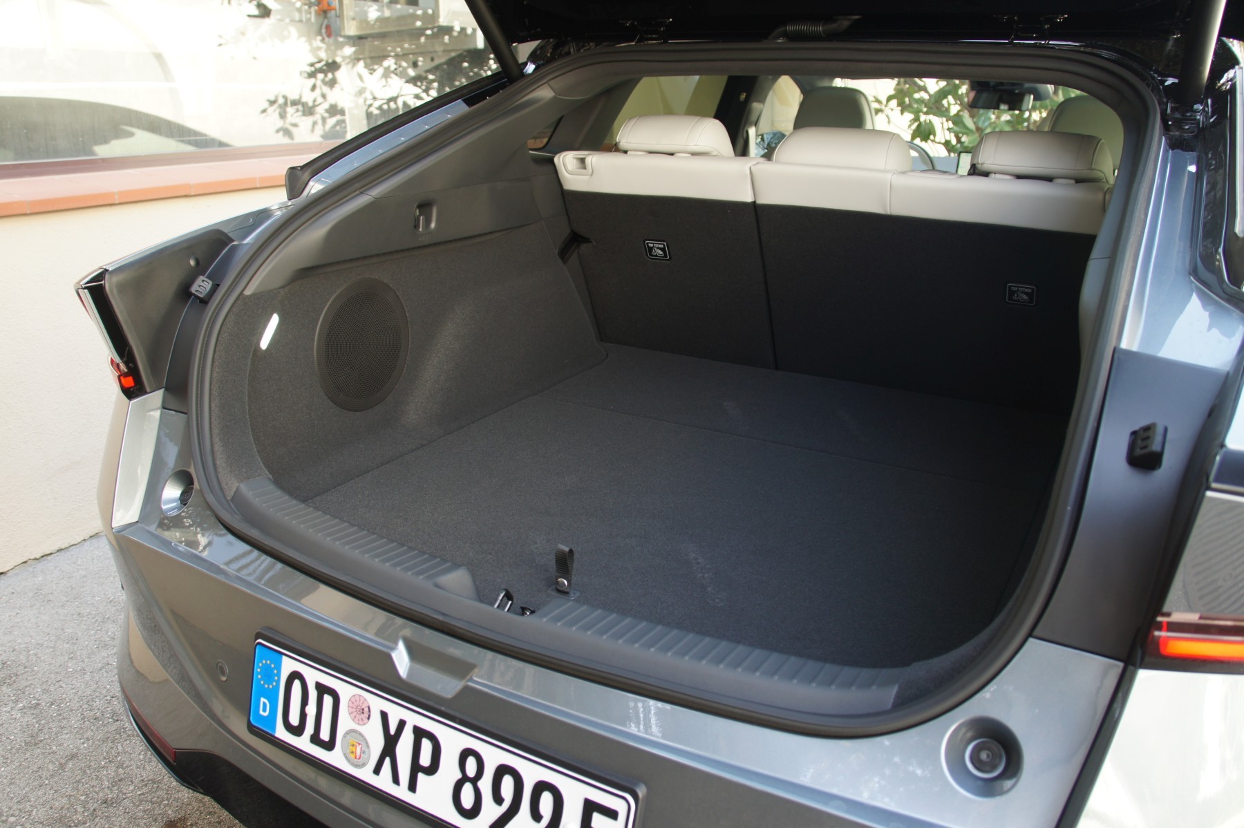 Bagażnik Xpenga P7+ nie ma ani rolety, ani półki