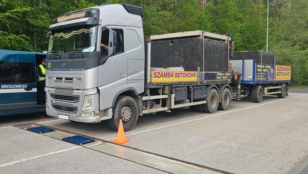 Kontrola ciężarówek z betonowymi zbiornikami