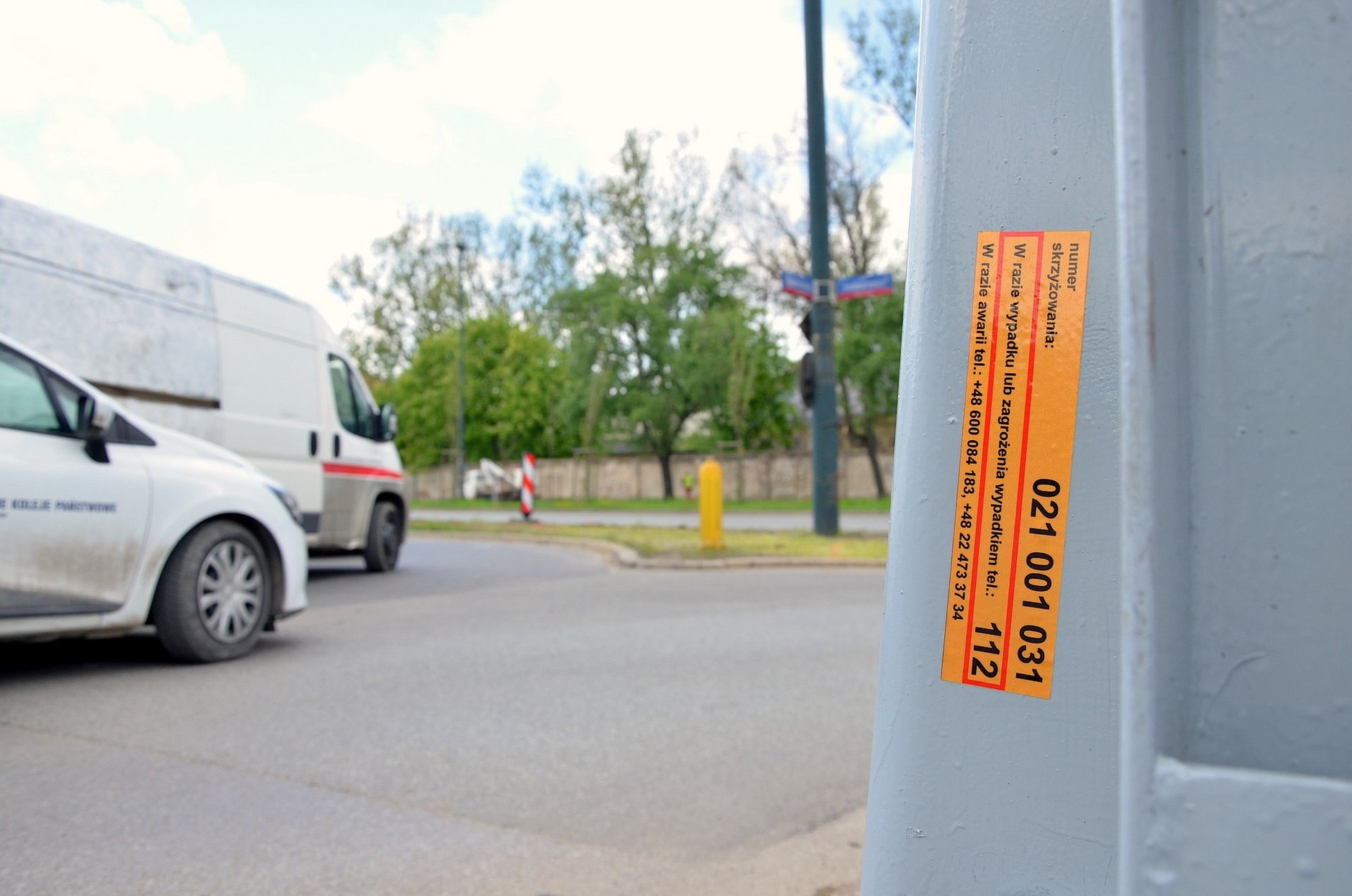 Przejazd kolejowy z oznaczeniem