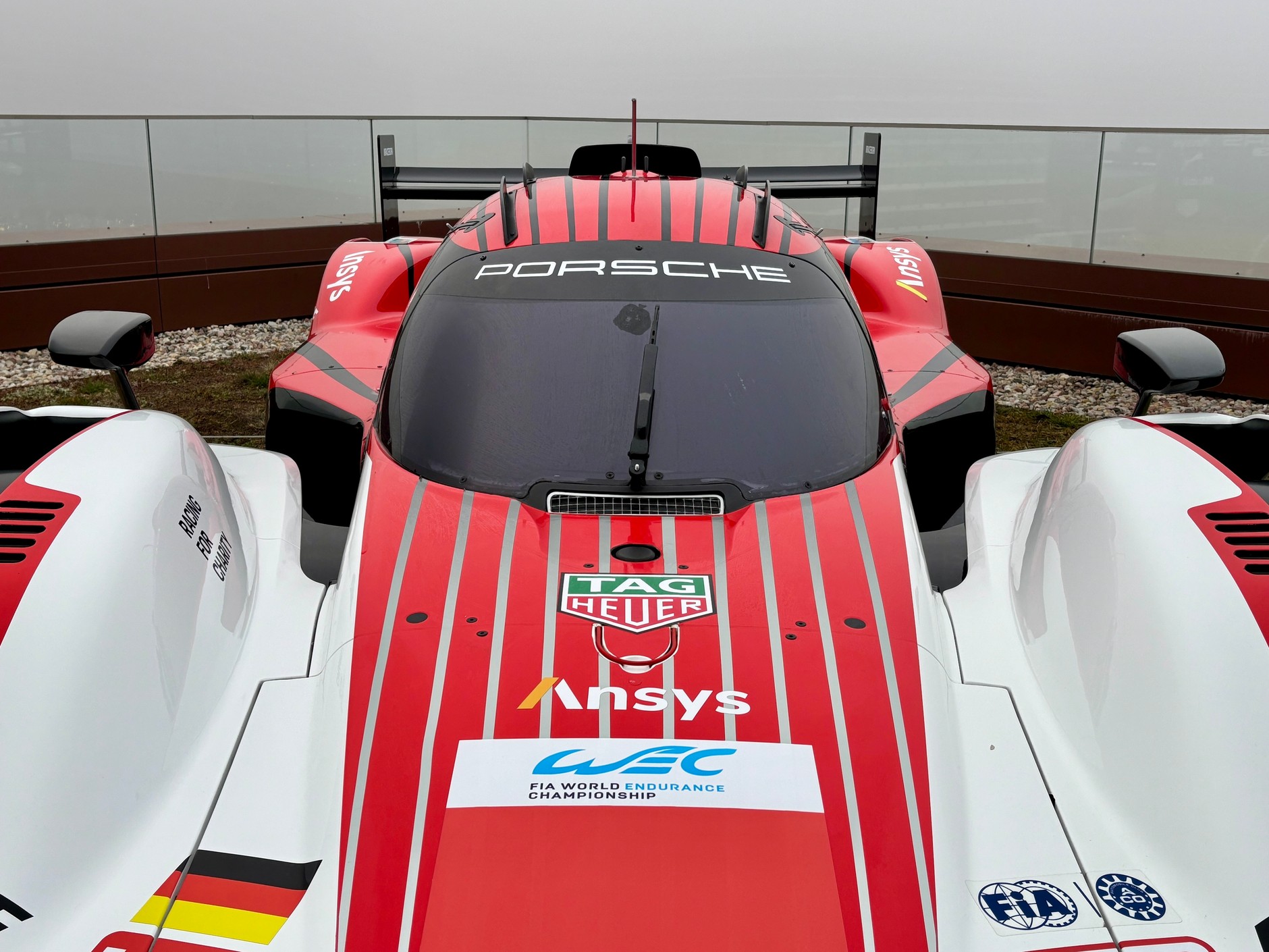 Porsche 963 na dachu biurowca w Warszawie