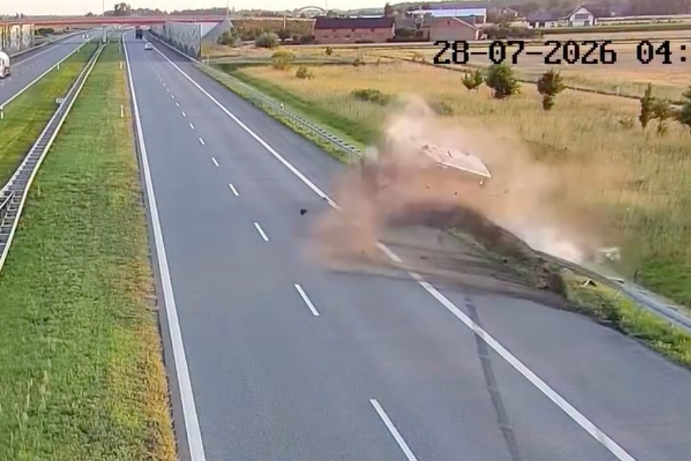 Bus przeleciał przez barierę na A1. 67 kierowców ominęło wypadek
