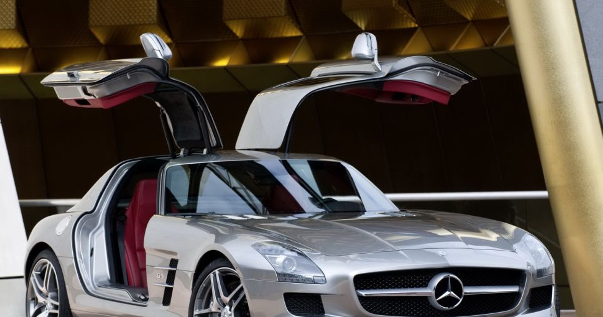 Mercedes SLS AMG - Legendarny Gullwing w nowej skórze
