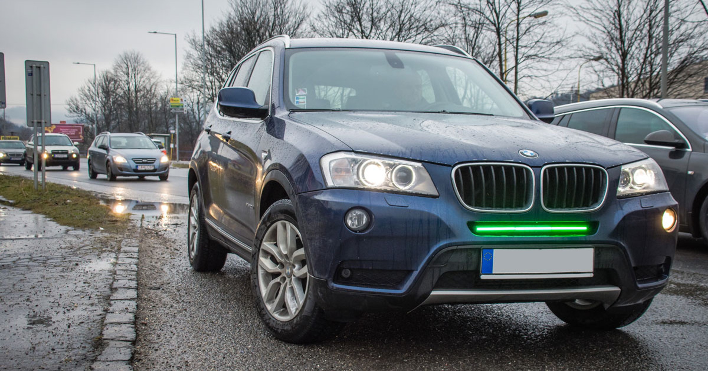 Dodatkowe zielone światło zamontowane na samochodzie