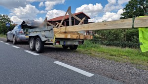 Długie drewniane bele nie zmieściły się do Mazdy. Nie skończyło się na mandacie