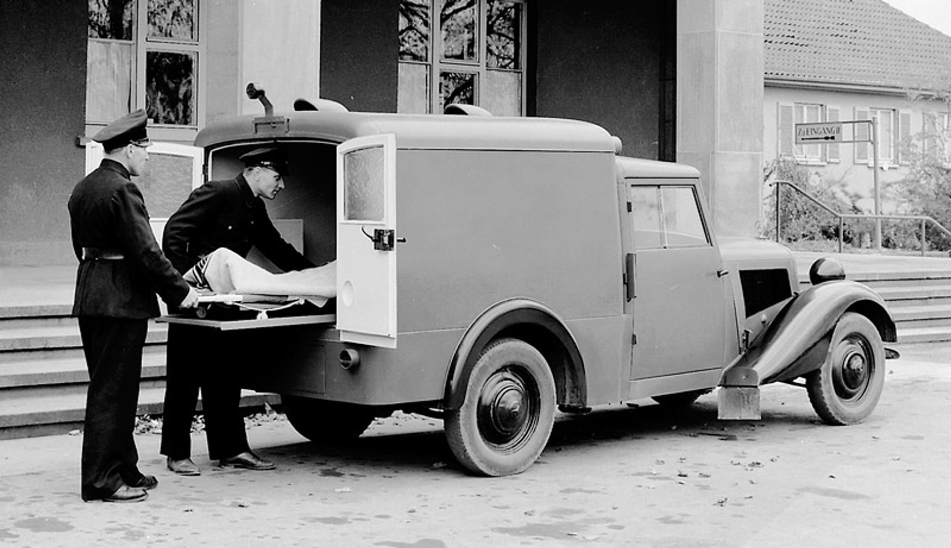 Mercedes-Benz E: historia gwiazdy klasy średniej wyższej (250 fotografii)